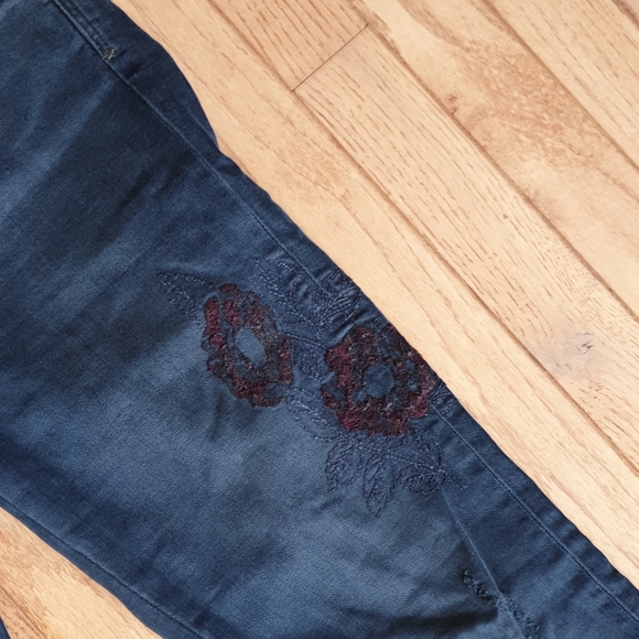 Dark wash denim with floral pattern - Picture 3 of 5